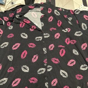 Torrid Black Shirt with Pink and White Lip Print Pj top